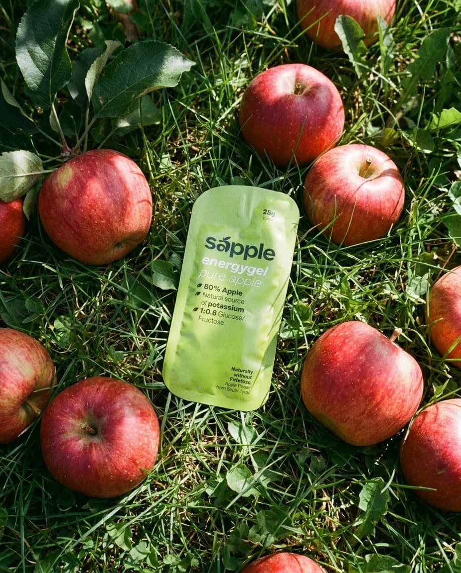 sapple Pouch im Gras zwischen frischen Bio-Äpfeln aus Terlan