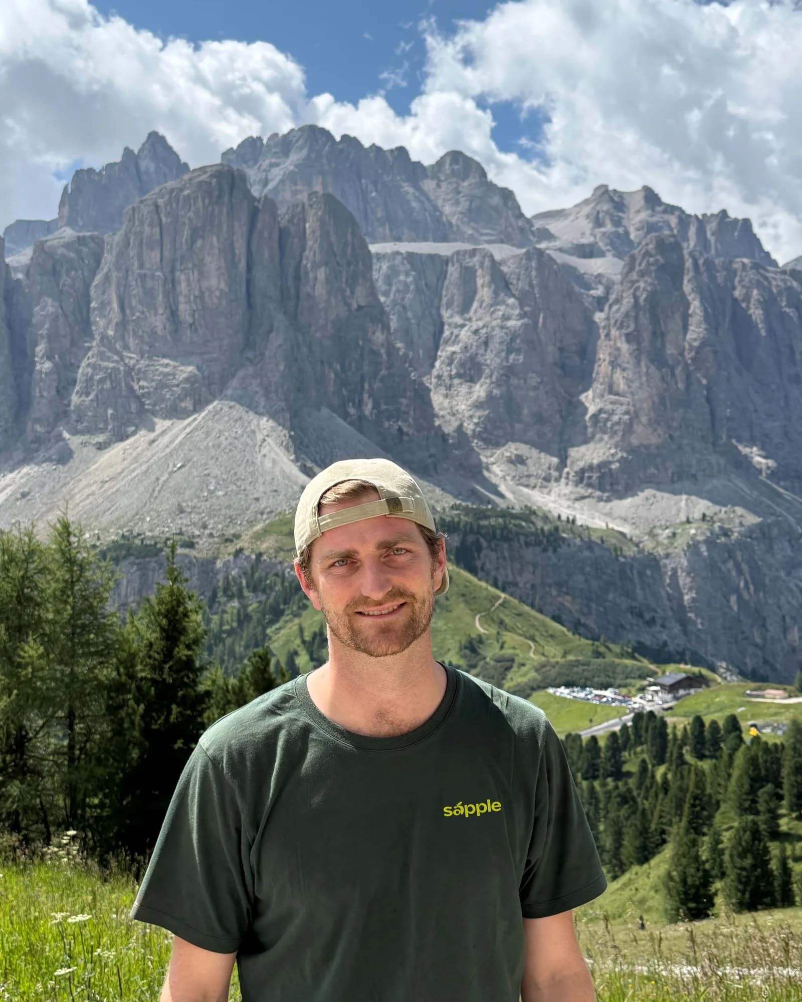 Kassian aus der Familie hinter sapple Power im sapple-Shirt vor der Sellagruppe in den Dolomiten