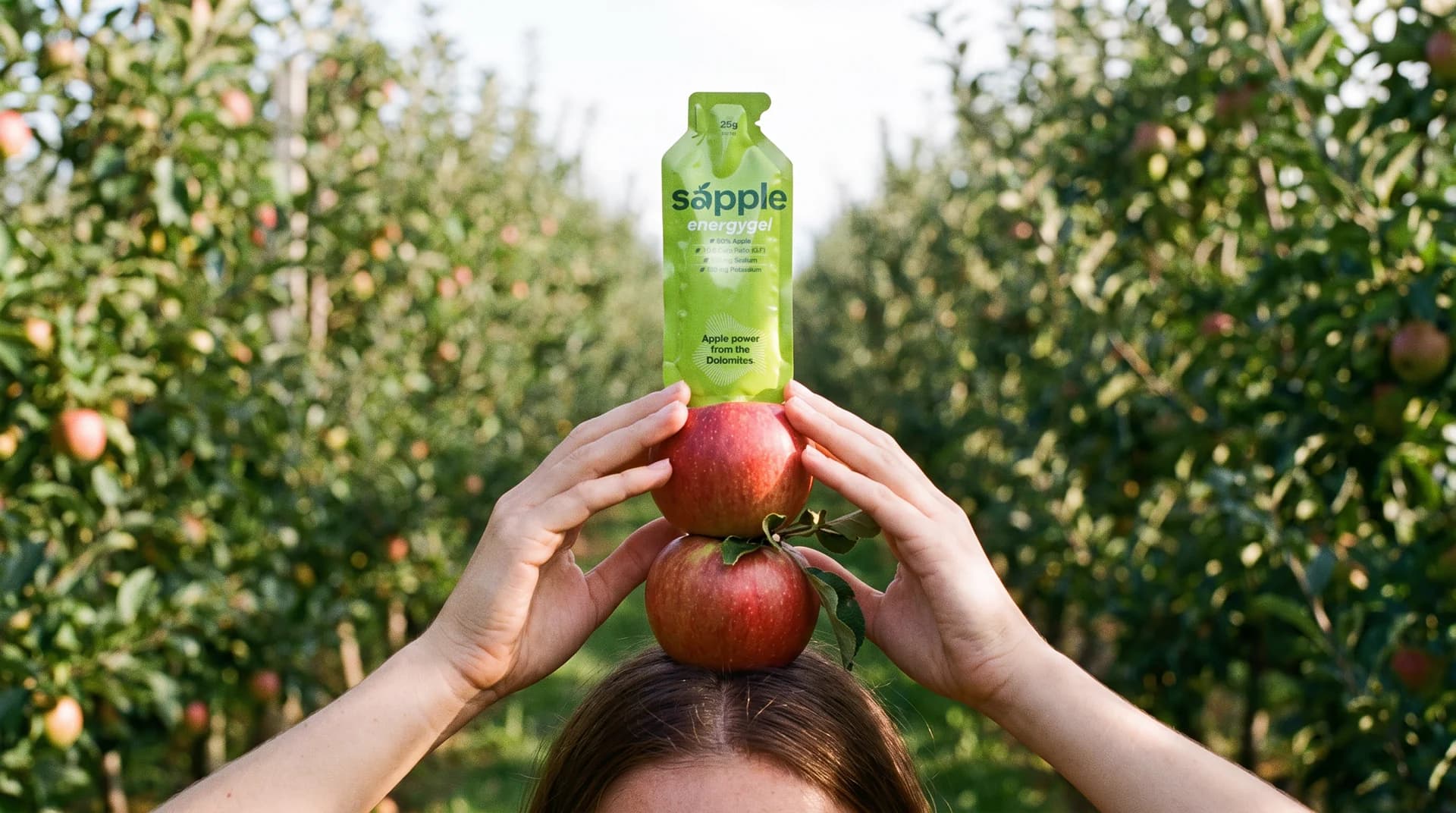 sapple Power Gel in der Hand vor der Kulisse der Dolomiten