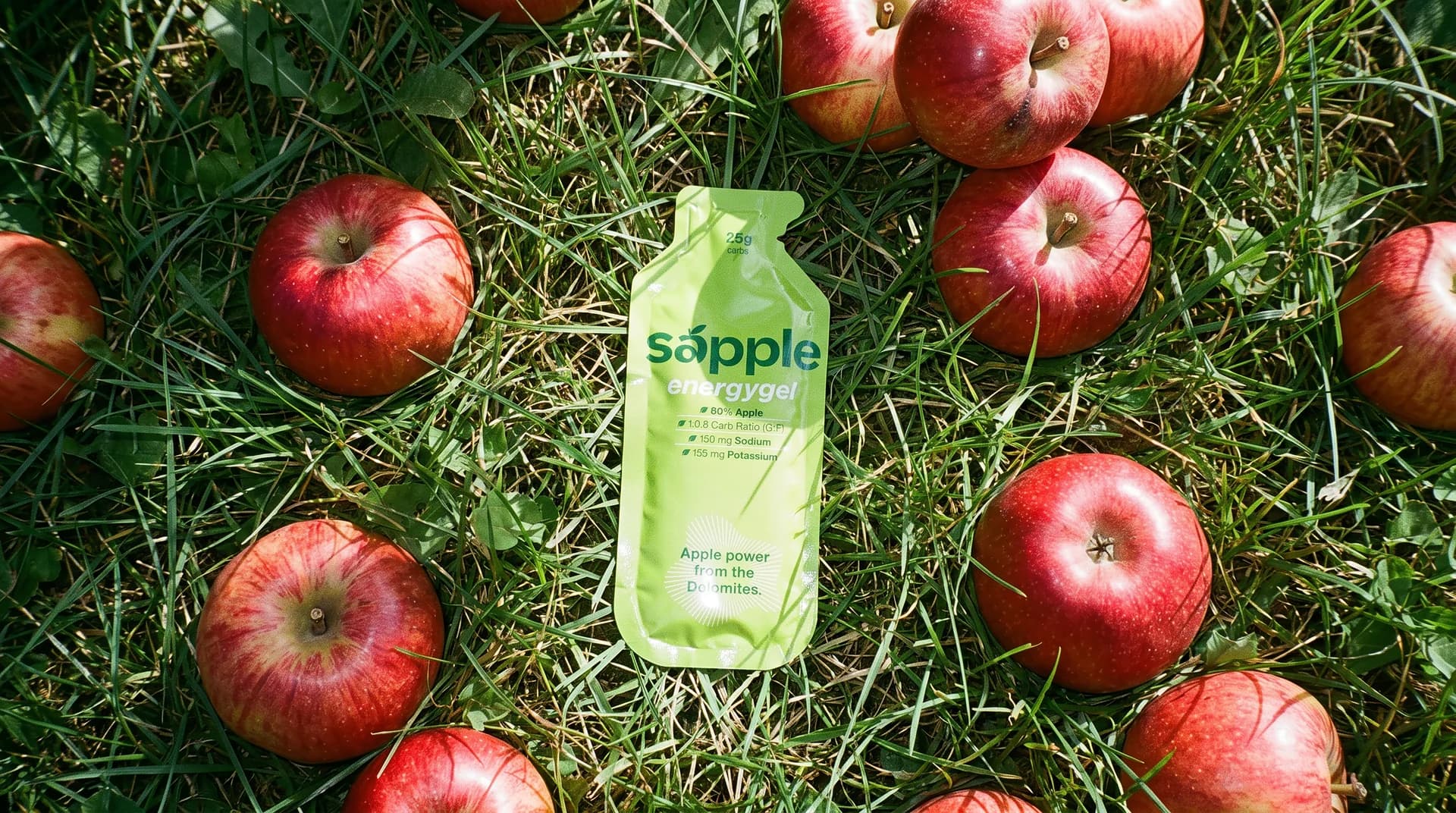 sapple Power, energy gel bio dalla mela dell'Alto Adige, nell'erba tra mele fresche